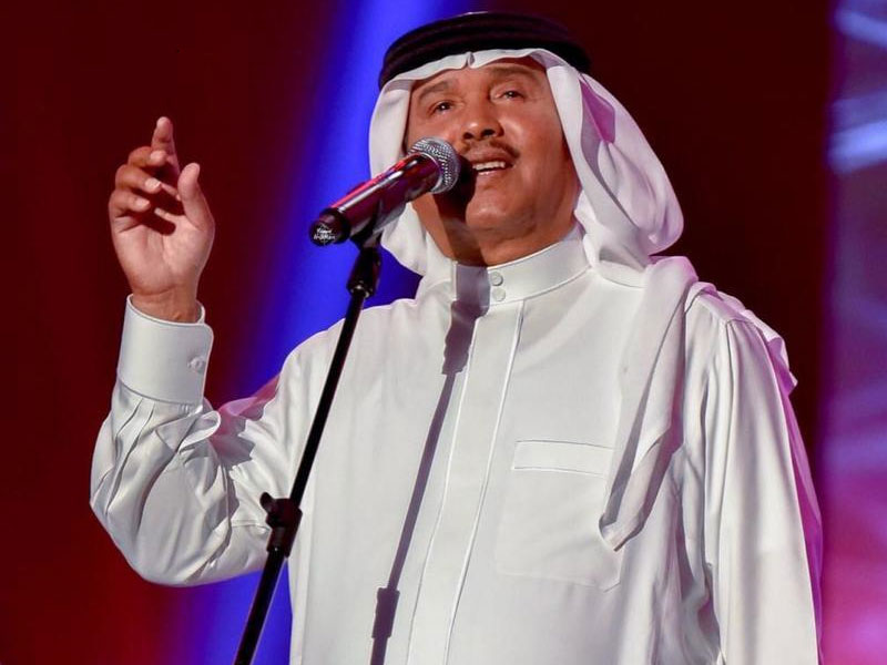اضغط لمشاهدة الفيديو: محمد عبده يتعرض لموقفٍ محرج على المسرح، تداركه بالضحك للجمهور